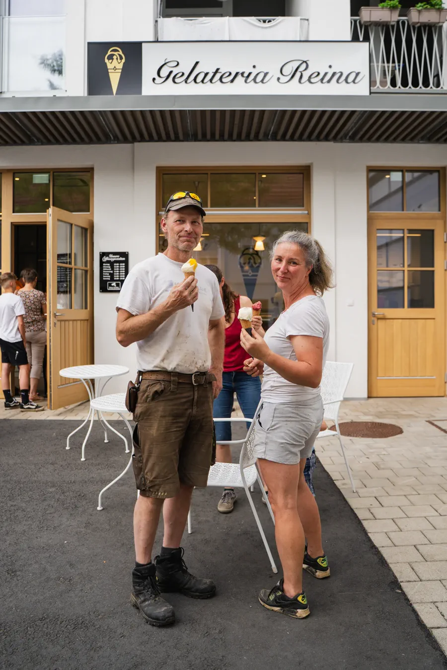 Gäste genießen ihr Eis vor der Gelateria
