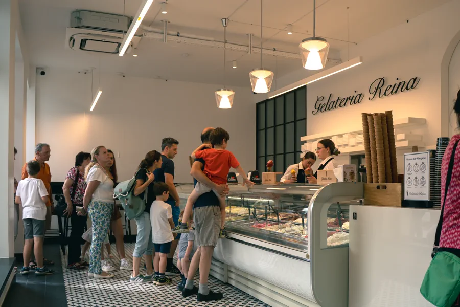 Der Innenraum der Gelateria – helle, freundliche Atmosphäre